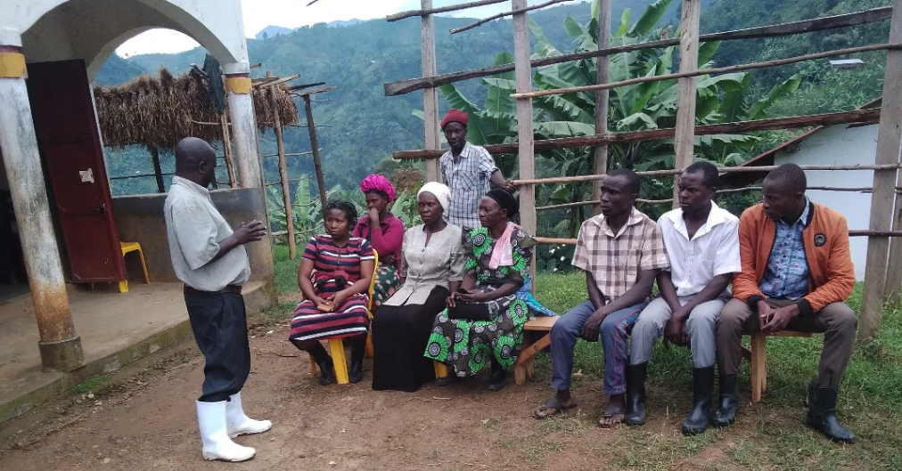 Community dialogue meeting in Bunamahande